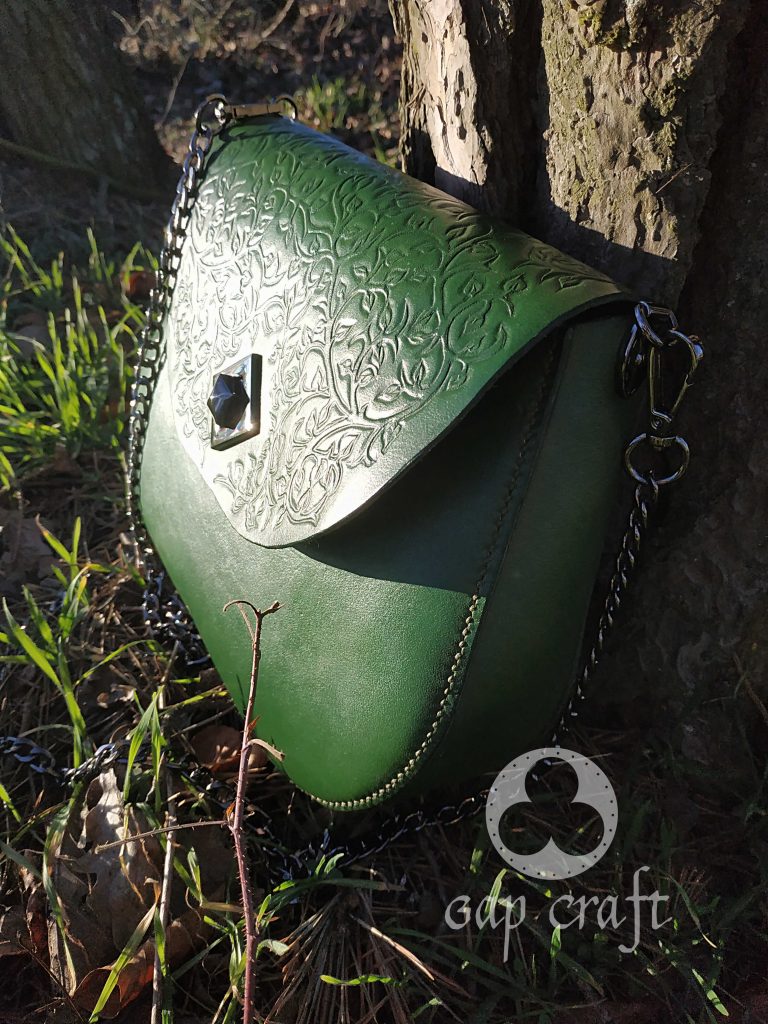 Ręcznie robiona listonoszka z tłoczonymi liśćmi