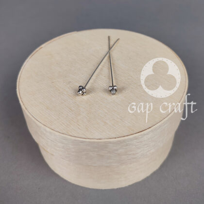 Szpilki z koralikiem 2 sztuki w kolorze srebrnym kwiatek