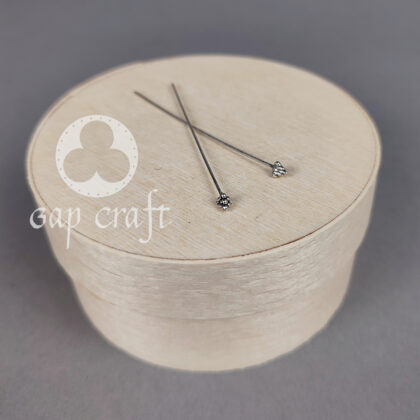 Szpilki z koralikiem 2 sztuki w kolorze srebrnym, piramidka